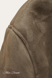 Braune Wildlederjacke Detailansicht, hochwertige Textur, stilvolle Mode, Herrenbekleidung.