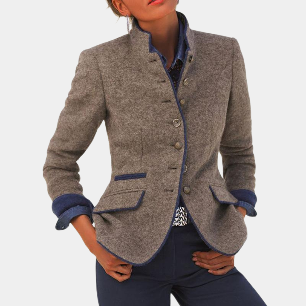 Damenblazer aus braunem Tweed, tailliert, mit Knopfleiste und blauen Akzenten.