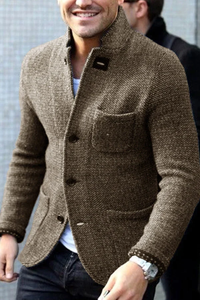Mann in braunem Tweed-Sakko, eleganter Herrenblazer, Herbstmode, Knopfverschluss.