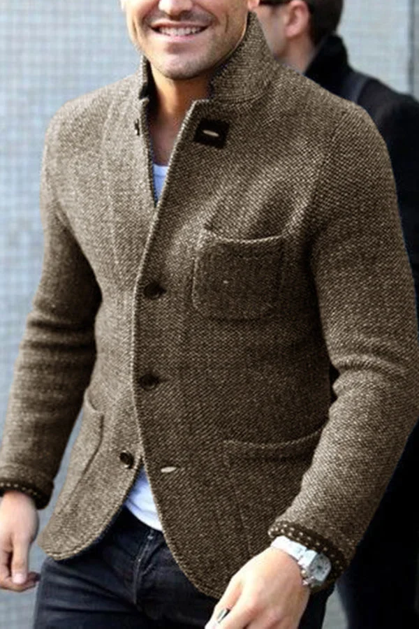 Mann in braunem Tweed-Sakko, eleganter Herrenblazer, Herbstmode, Knopfverschluss.