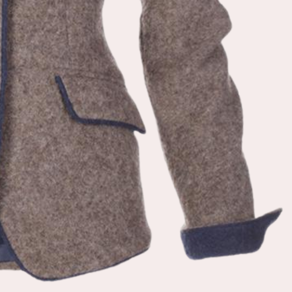 Brauner Wollblazer mit blauen Details, Damenmode, eleganter Herbststil, hochwertige Materialien.