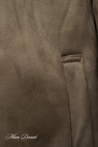 Brauner Wildledermantel, Nahaufnahme, elegante Textur, hochwertige Mode, stilvoller Mantel.