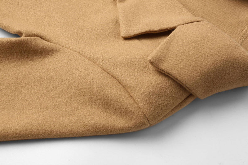 Beige Wollmantel, weicher Stoff, elegantes Design, Herbstmode, Damenbekleidung, stilvoll.