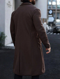 Mann in braunem Wollmantel, Rückansicht, urbaner Hintergrund, stilvolle Herrenmode.