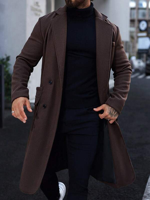 Mann in braunem Wollmantel, schwarzem Rollkragenpullover, stilvolle Herbstmode, Straßenmode.