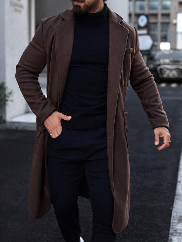 Mann in braunem Wollmantel und schwarzem Rollkragenpullover, stilvolle Herrenmode.