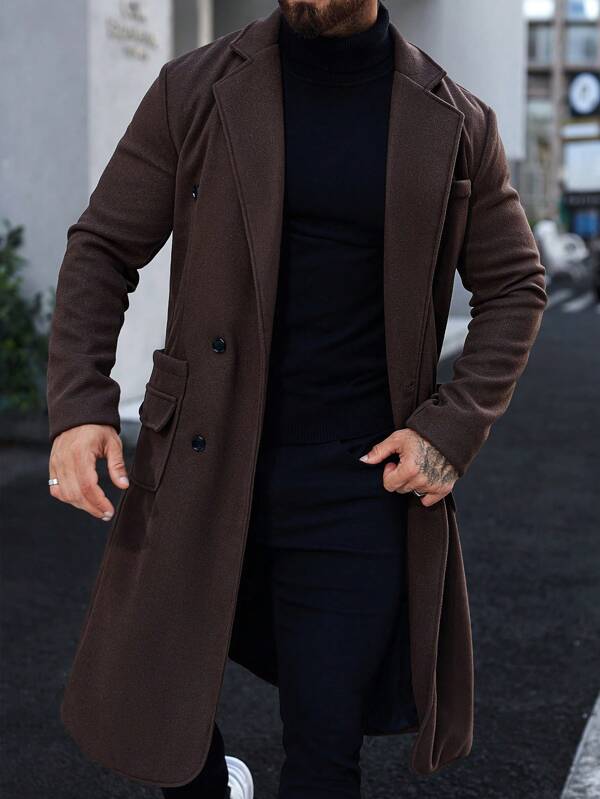 Mann in braunem Wollmantel, schwarzem Rollkragenpullover, stilvolle Herbstmode, Herrenbekleidung.