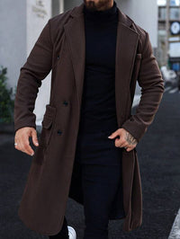 Mann in braunem Wollmantel, schwarzem Rollkragenpullover, stilvolle Herbstmode, Herrenbekleidung.