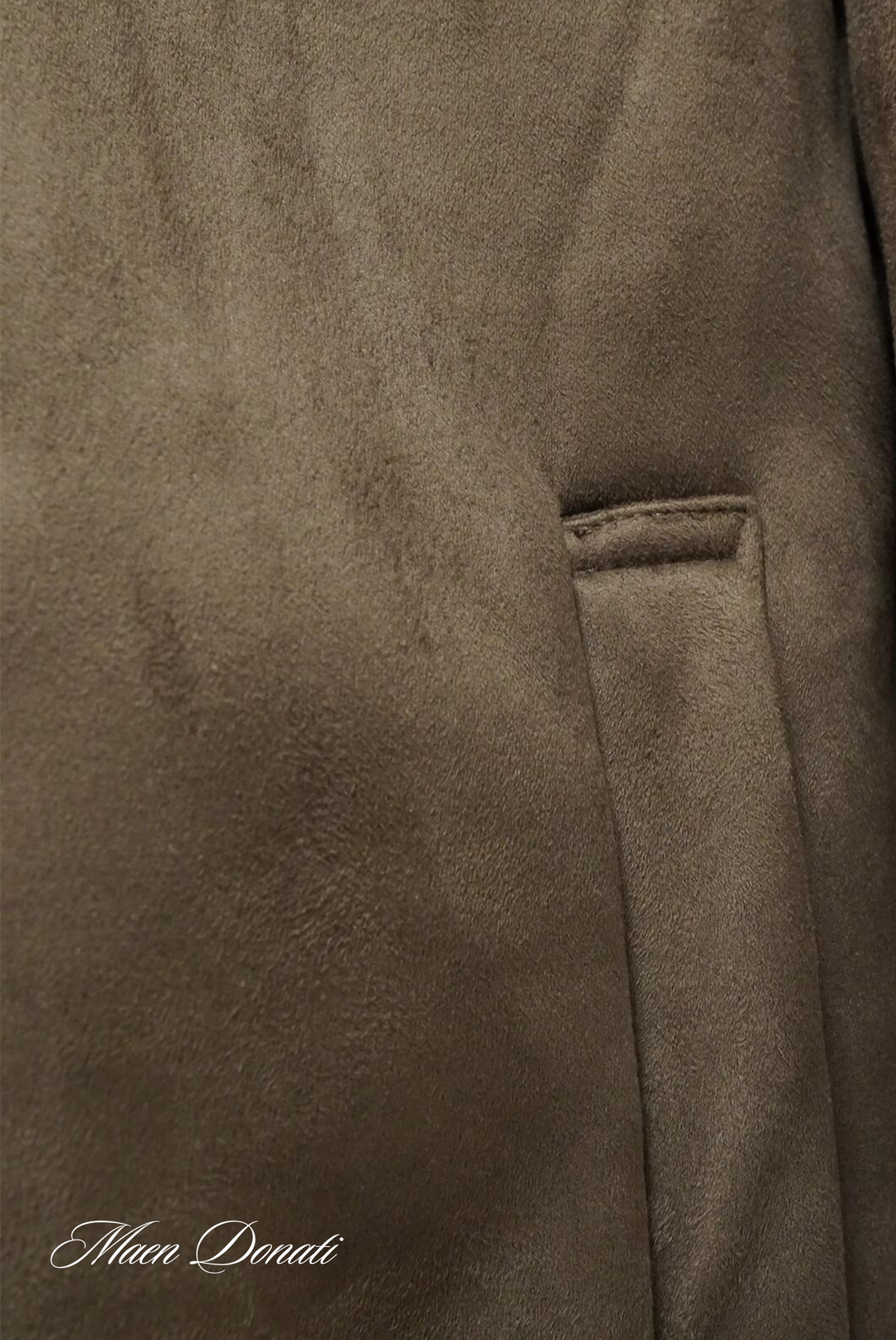 Brauner Wildledermantel mit Tasche, elegantes Design, hochwertige Mode, Herrenbekleidung.