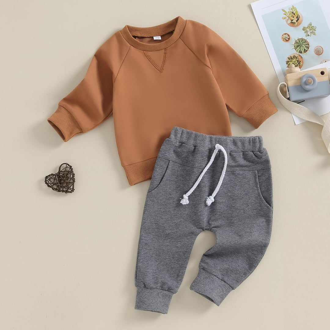 Braunes Baby-Sweatshirt und graue Jogginghose, Baumwolle, Herbstmode, gemütliches Set.