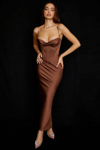 Frau in braunem Satin-Cocktailkleid mit Korsett, Spaghettiträgern, elegantes Abendmode-Outfit.