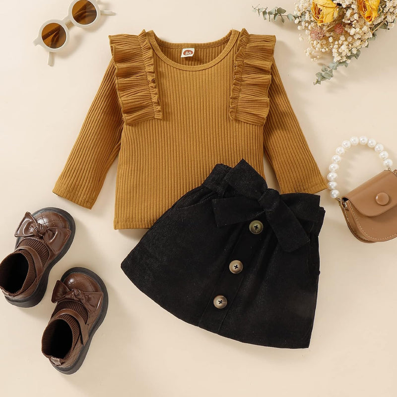 Braunes Rüschen-Oberteil und schwarzer Rock für Mädchen, Herbstmode, flache Lage.