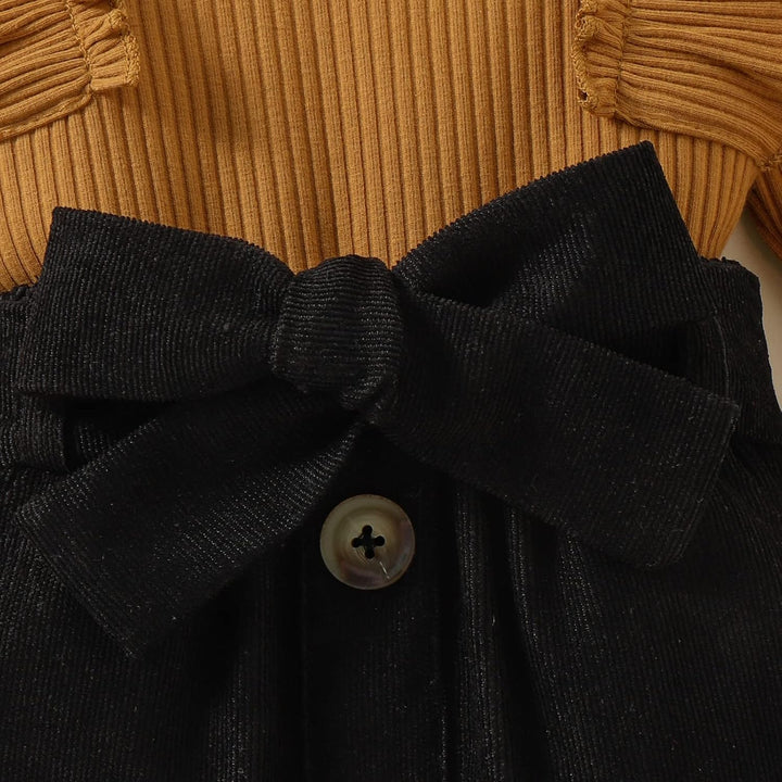 Schwarze Cordhose mit Knopf und Schleife, Damenmode, elegant, Herbstkollektion.