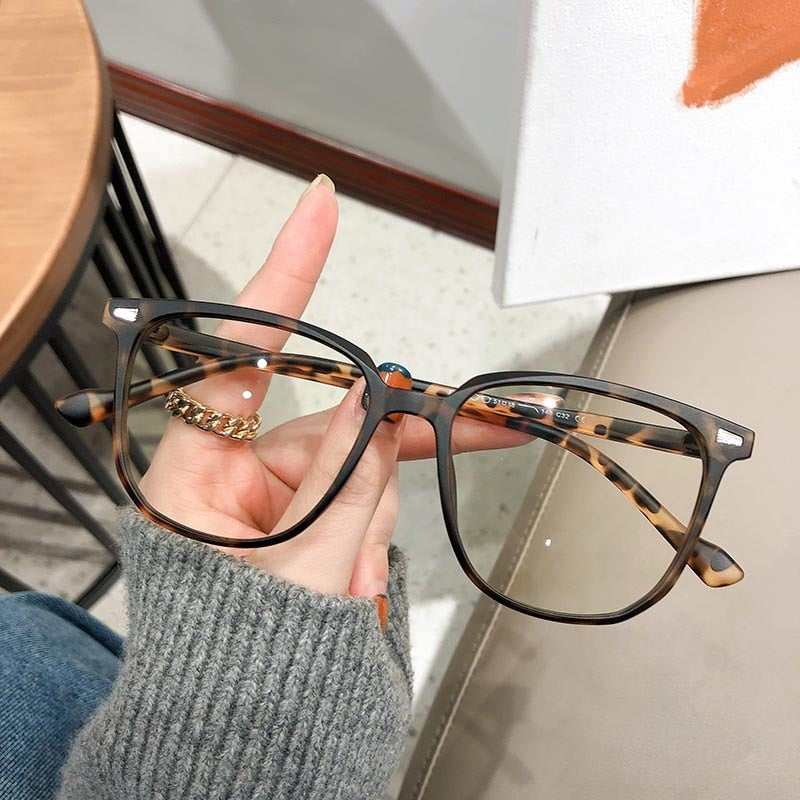 Damenbrille, Schildpattmuster, rechteckig, modisch, Accessoire, Nahaufnahme, Hand hält Brille