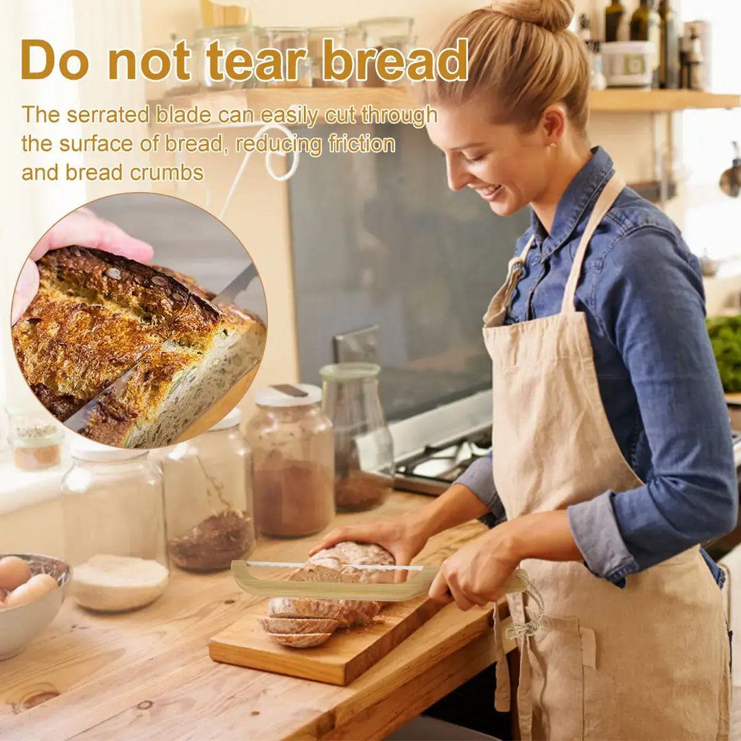 Frau schneidet Brot mit Wellenschliffmesser in moderner Küche, Brotkrümel reduzieren.