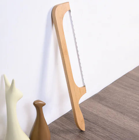 Holzbrotmesser mit Wellenschliff, ergonomischer Griff, ideal zum Schneiden von Brot.