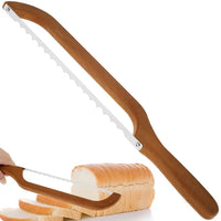 Brotmesser aus Holz mit Wellenschliff, ideal zum Schneiden von Brotlaiben, langlebig und ergonomisch.