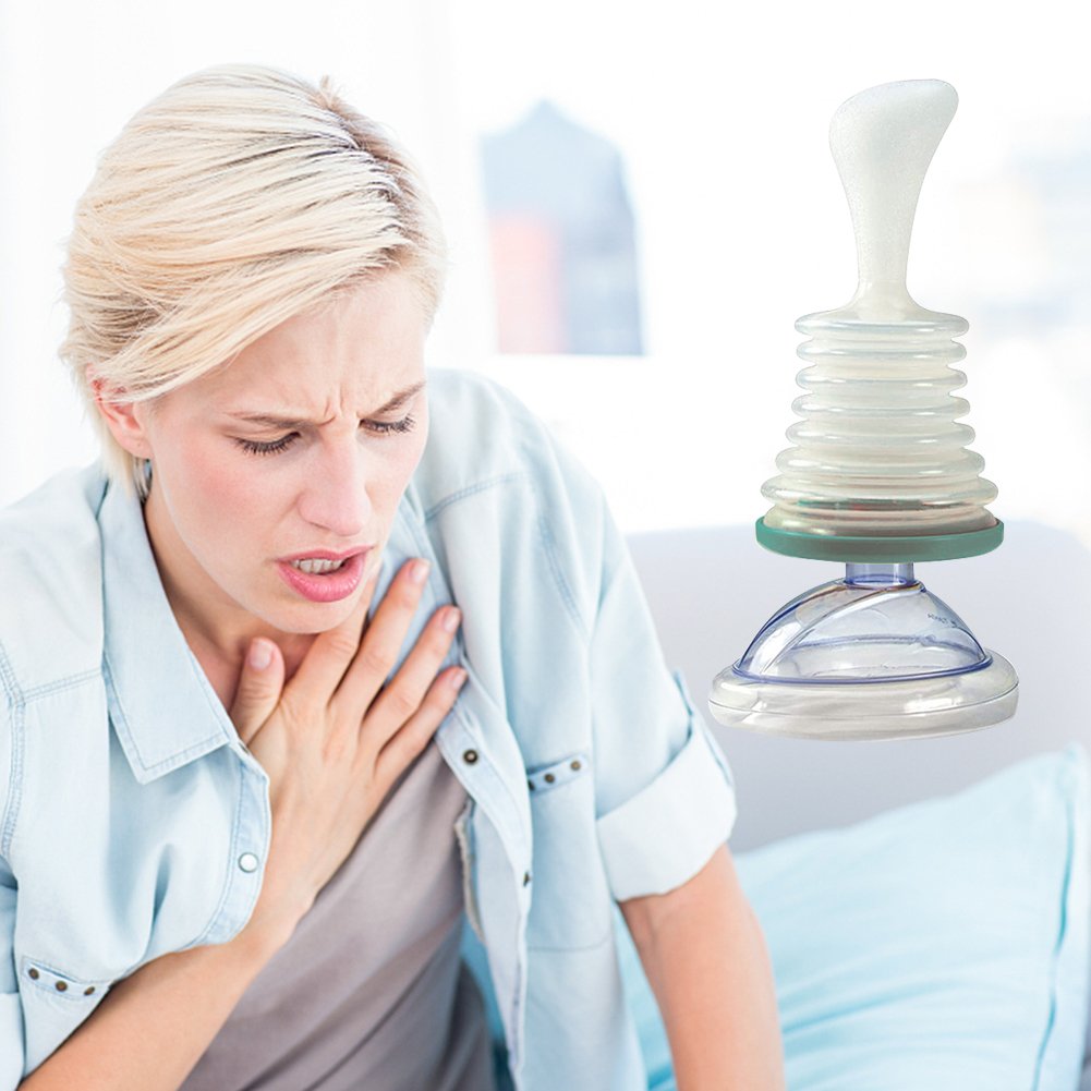 Frau mit Atemnot neben Atemtherapiegerät, transparent, Kunststoff, zur Atemunterstützung.