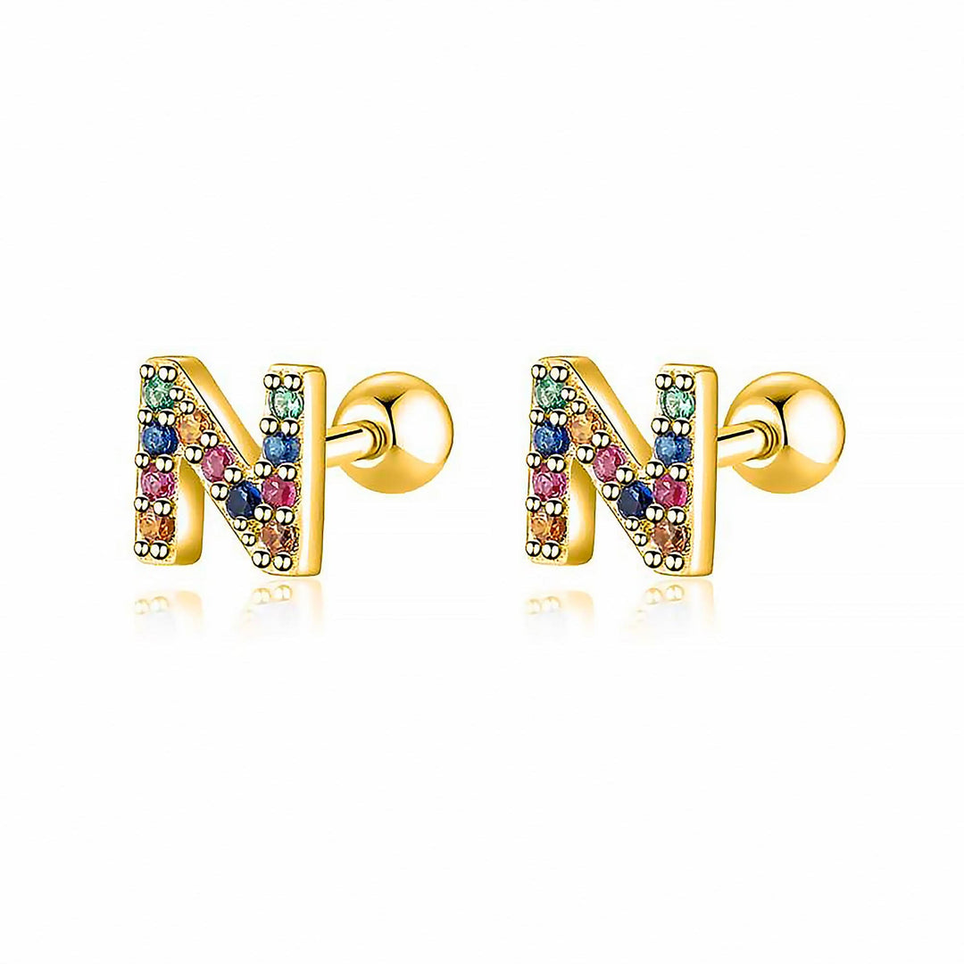 Goldene Ohrringe mit bunten Buchstaben "N", Schmuck, modisch, Damenaccessoire.