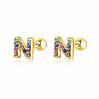 Goldene Ohrringe mit bunten Buchstaben "N", Schmuck, modisch, Damenaccessoire.