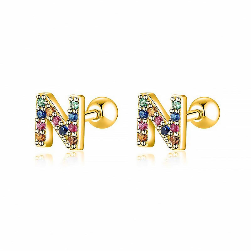 Goldene Ohrringe mit bunten Buchstaben "N", Schmuck, modisch, Damenaccessoire.