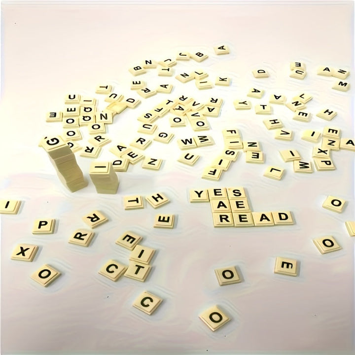 Viele Scrabble-Buchstaben aus Holz auf weißem Hintergrund verstreut.