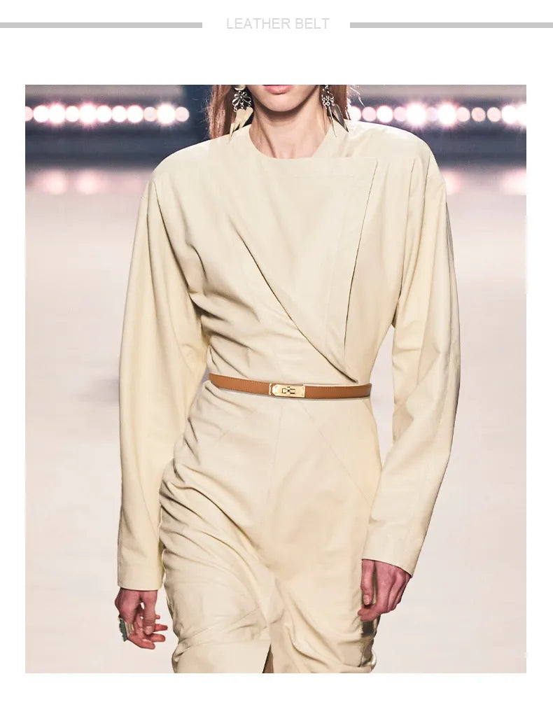 Damenmode: Cremefarbenes Kleid mit Designer-Gürtel, elegantes Outfit, Laufsteg-Look.