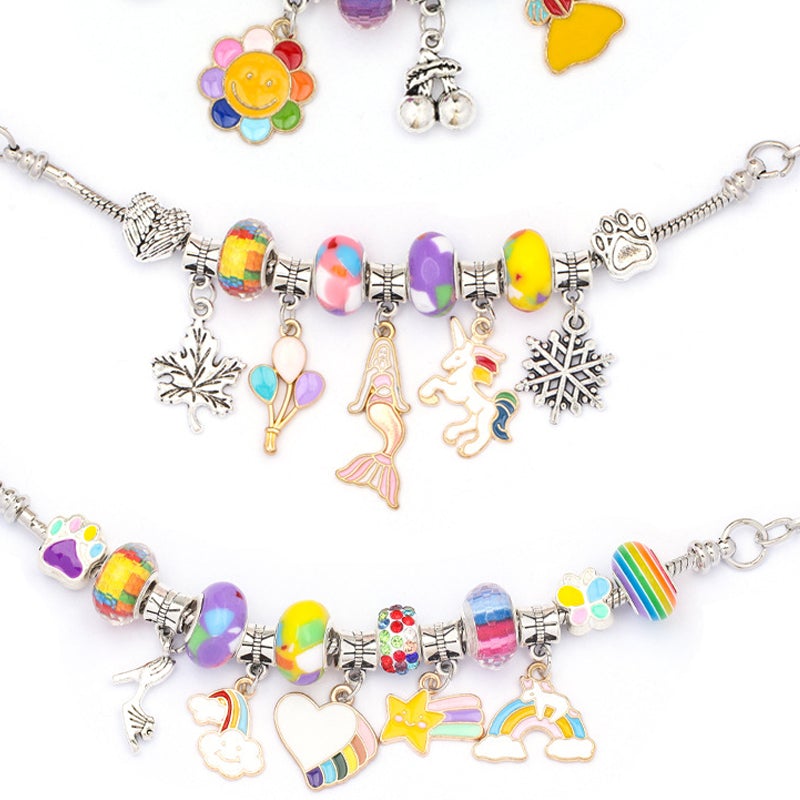 Bunte Charm-Armbänder mit Einhorn, Regenbogen und Herz-Anhängern, ideal für Kinder.