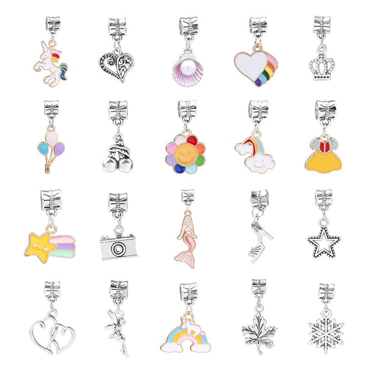 Verschiedene bunte Emaille-Charms, darunter Einhorn, Herz, Krone, für Armbänder und Schmuck.