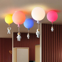 Bunte Astronauten-Deckenleuchte mit Ballons, Kinderzimmer, moderne LED-Lampe, verspieltes Design.