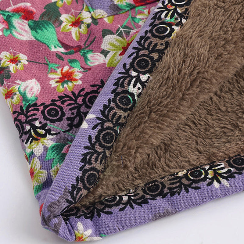 Florales Kapuzenfutter aus Teddyfell, lila und braun, Damenmode, weiches Material.