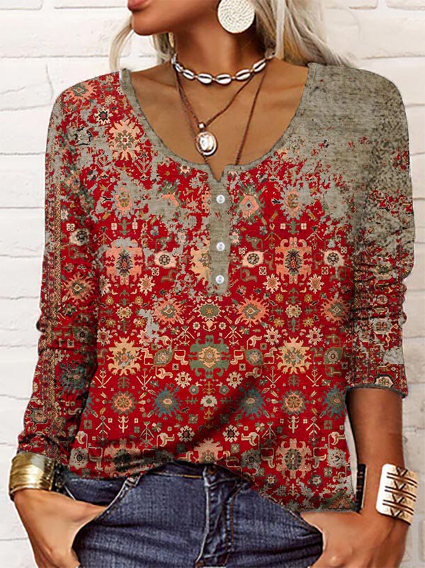Frau in rotem Boho-Print-Langarmshirt, Jeans, Schmuck, lässiger Stil, Mode.