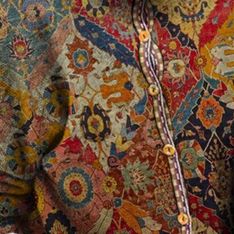Buntes, gemustertes Hemd mit floralen und geometrischen Motiven, Knopfleiste, Boho-Stil.