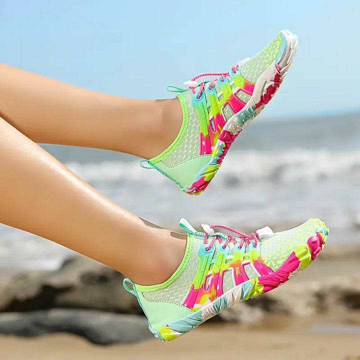 Bunte Wasserschuhe Damen, atmungsaktiv, rutschfest, ideal für Strand und Wassersport.