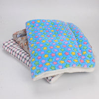 Drei bunte, weiche Hundedecken mit Stern- und Punktmuster, ideal für Haustiere.