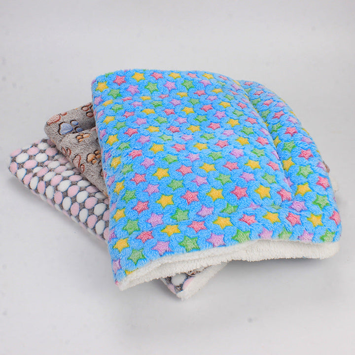 Drei bunte, weiche Hundedecken mit Stern- und Punktmuster, ideal für Haustiere.