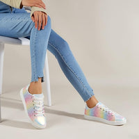 Frau trägt bunte Glitzersneaker, Jeans; modische Damen-Sneaker, Freizeit, bequem, trendig.