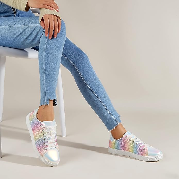 Frau trägt bunte Glitzersneaker, Jeans; modische Damen-Sneaker, Freizeit, bequem, trendig.
