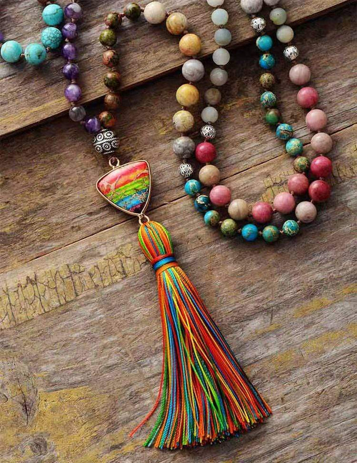 Bunte handgemachte Boho Mala Kette mit Quaste, Natursteinen und Regenbogenanhänger.