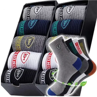 Box mit bunten Herrensocken, Baumwolle, atmungsaktiv, verschiedene Farben, 10er-Pack.
