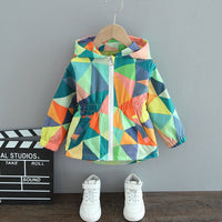 Bunte Kinderjacke mit geometrischem Muster, Kapuze und Reißverschluss, ideal für Frühling.