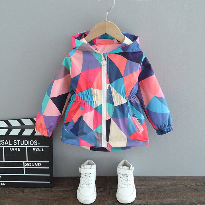 Bunte Kinderjacke mit geometrischem Muster, Kapuze und Reißverschluss, ideal für Herbst.