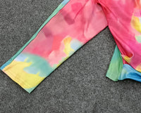 Buntes Batik-Langarmshirt auf grauem Hintergrund, modisches Design, Baumwolle.