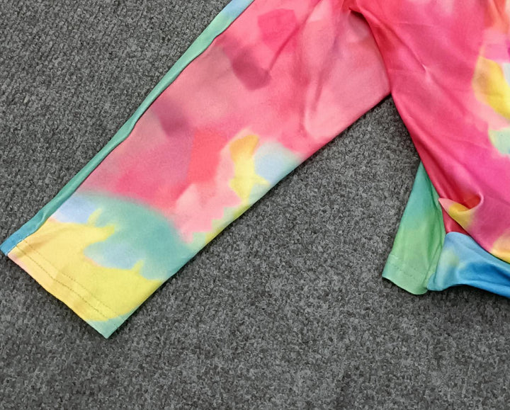 Buntes Batik-Langarmshirt auf grauem Hintergrund, modisches Design, Baumwolle.