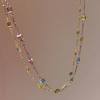 Bunte Halskette mit quadratischen Edelsteinen, modisches Schmuckstück, elegantes Design.