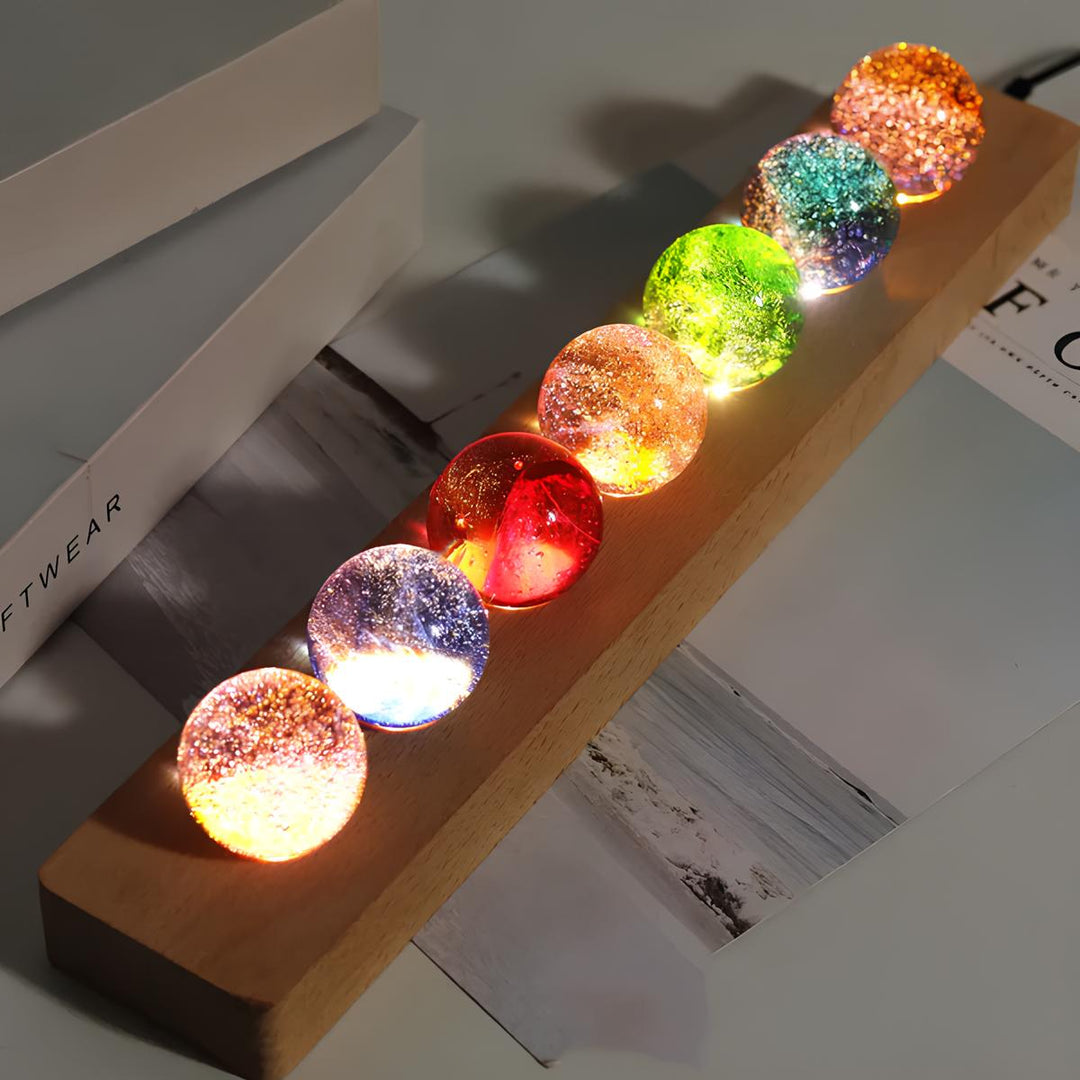 Bunte LED-Kristallkugeln auf Holzsockel, dekorative Beleuchtung, modernes Design, Wohnzimmer.