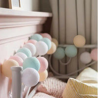 Bunte LED-Lichterkette mit pastellfarbenen Kugeln, Dekoration für Kinderzimmer.