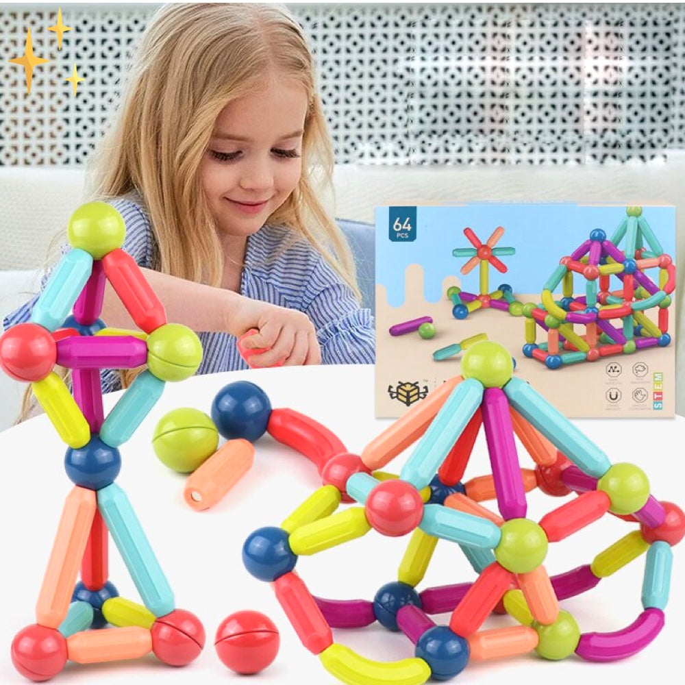 Mädchen spielt mit buntem magnetischem Konstruktionsspielzeug, 64-teiliges Set, Lernspielzeug.