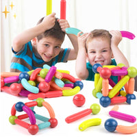 Kinder spielen mit buntem magnetischem Konstruktionsspielzeug, Kreativität, Lernspielzeug.