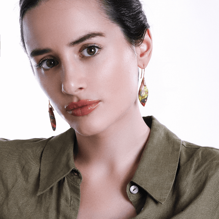Frau mit bunten Ohrringen und olivgrüner Bluse, Nahaufnahme, Modeaccessoires, Schmuck.